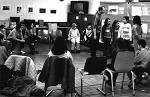 Mit Kindern arbeiten wir in der Kreisrunde an Meta-Plan-W&auml;nden.