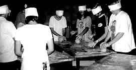 Mal was anderes - T&ouml;pfern mit verbundenen Augen.